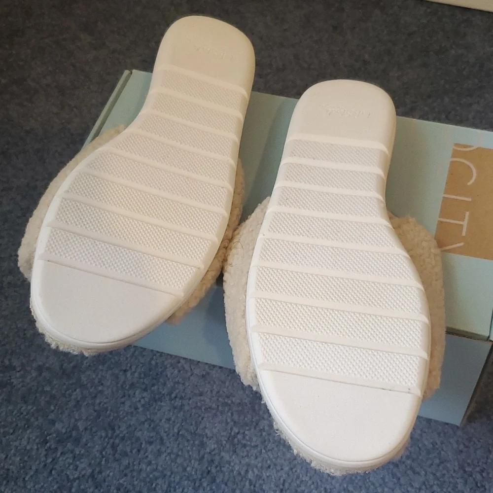 New Cute Fuzzy Sandals - Picture 5 of 7